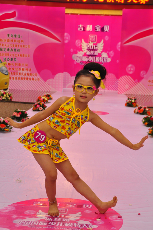 中国童模网--2012年新丝路模特大赛决赛泳装秀